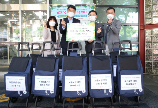 4일 서울 마포노인종합복지관에서 (왼쪽부터)민향숙 마포구자원봉사센터 팀장, 김윤태 마포노인종합복지관 관장, 윤효식 지역정보개발원 기획조정실장, 이태영 지역정보개발원 사회적가치실장이 장바구니 카트 전달식 후 기념촬영을 하고 있다.  지역정보개발원 제공